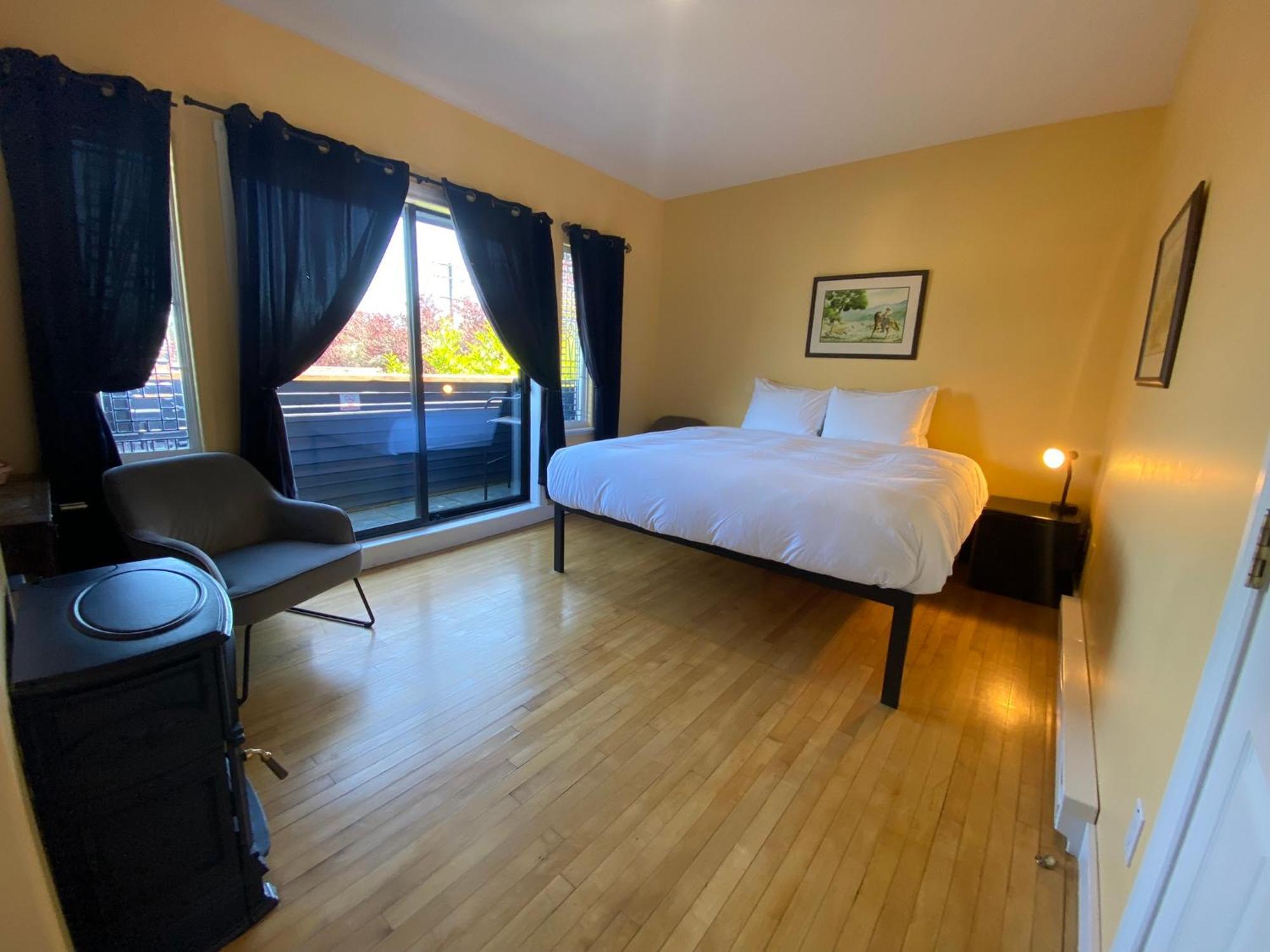 The At Tough Inn 2*
